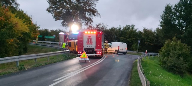 Jak informują strażacy z KP PSP Mogilno, samochód osobowy fiat fiorino zderzył się z samochodem dostawczym marki Opel Vivaro