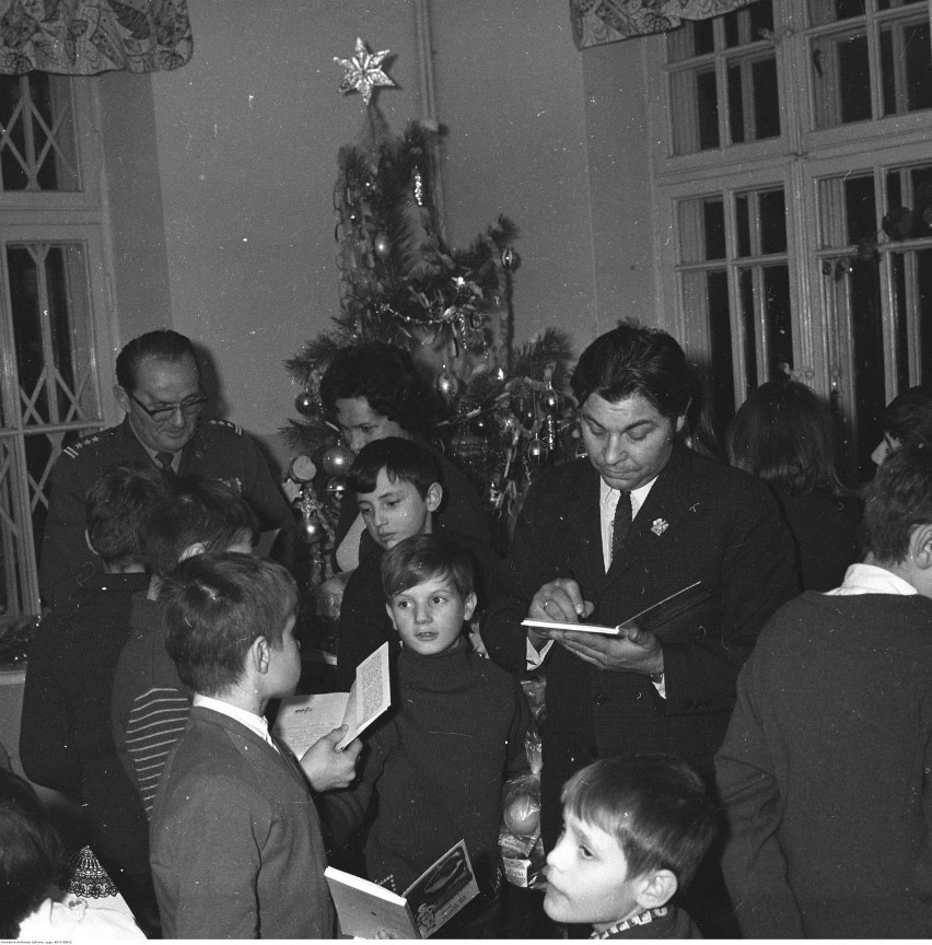 1967

Literaci odwiedzający szkołę w Konstancinie podczas...