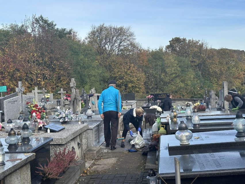 Przygotowania do Wszystkich Świętych w Sandomierzu. Trwa sprzątanie grobów na cmentarzu parafii świętego Pawła