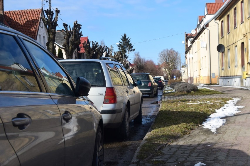 samochody zaparkowane wzdłuż ulicy Kościuszki