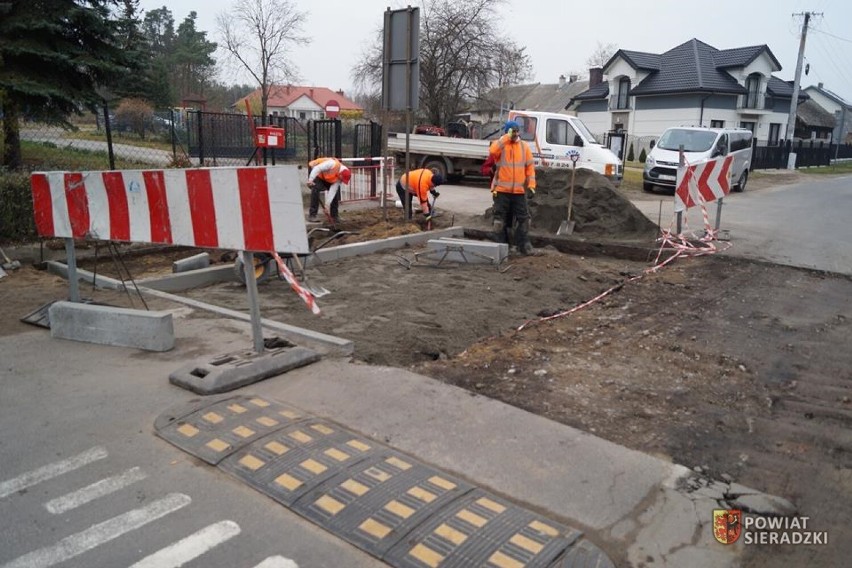 Bezpieczniejsze przejścia dla pieszych budowane na drogach powiatu sieradzkiego. Gdzie? ZDJĘCIA