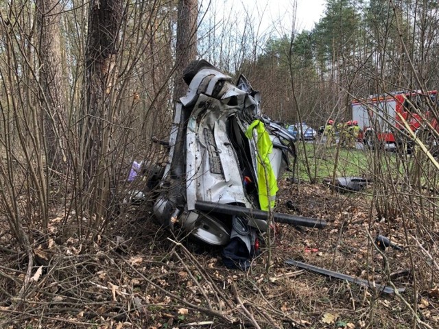 Auto wypadło z drogi i uderzyło w drzewo