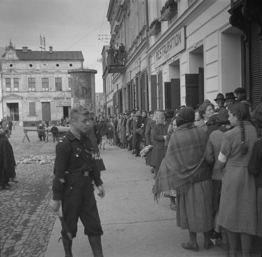 Rynek w Oświęcimiu ok. 1940 r. Na zdjęciu widać żydowskich...