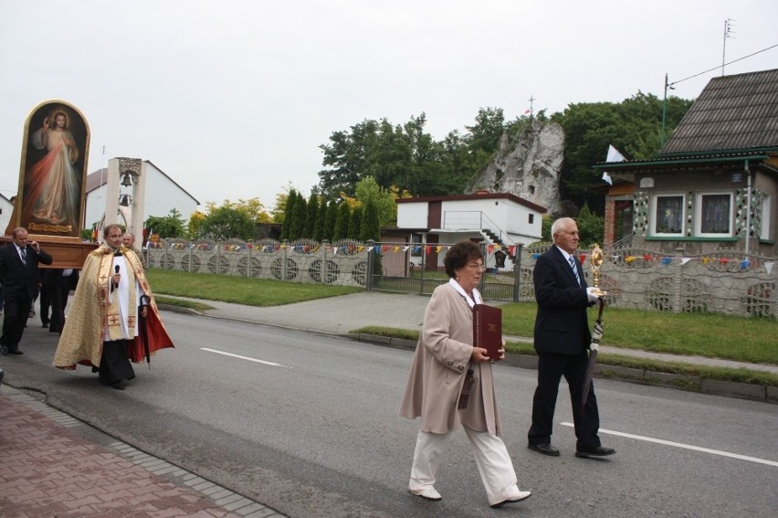 Peregrynacja z Podzamcza do Ogrodzieńca. Przemaszerowali z obrazem i relikwiami [ZDJĘCIA]