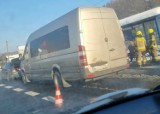 Na zakopiance bus zderzył się z pojazdem osobowym. Utrudnienia w ruchu pod Krakowem