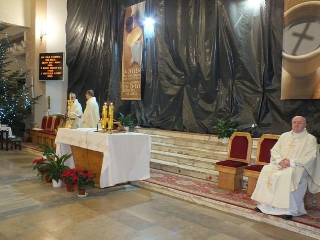 W starachowickim kościele Wszystkich Świętych msze św. są odprawiane w prowizorycznych warunkach