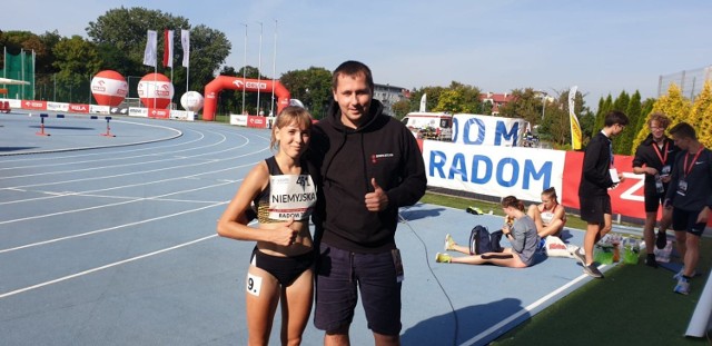 Beata Niemyjska z trenerem podczas zawodów w Radomiu