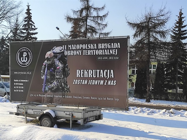 Na ulicach Oświęcimia widać billboardy zachęcające do służby w szeregach Wojsk Obrony Terytorialnej