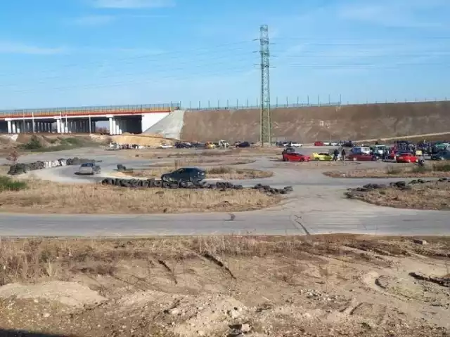 Pomimo zakazu wstępu na torze w Wyrazowie od lat organizowane były i są nielegalne wyścigi