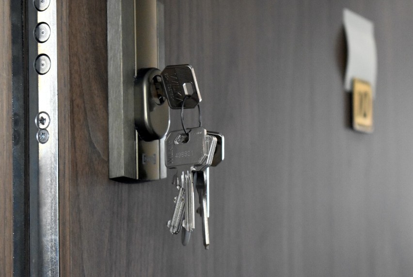 13 rodzin odebrało klucze do mieszkań komunalnych w Pile. Na tym jeszcze nie koniec