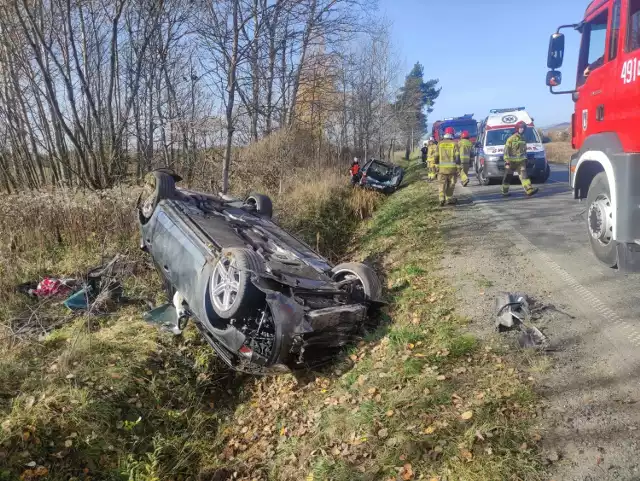 Wypadek w Piekielniku. Zderzyły się dwa samochody. Jeden dachował.