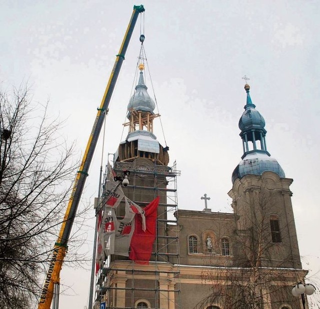 Operację osadzenia kopuły na wieży kościoła wykonał największy w Wielkopolsce dźwig