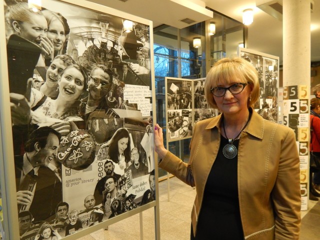 Elżbieta Kampa, dyrektor MBP w Opolu prezentuje wystawę (hol MBP przy ul. Minorytów 4), która jest zapisem najciekawszych imprez podczas, których opolanie tłumnie bawili się bibliotece. Wystawa potrwa do końca marca.
