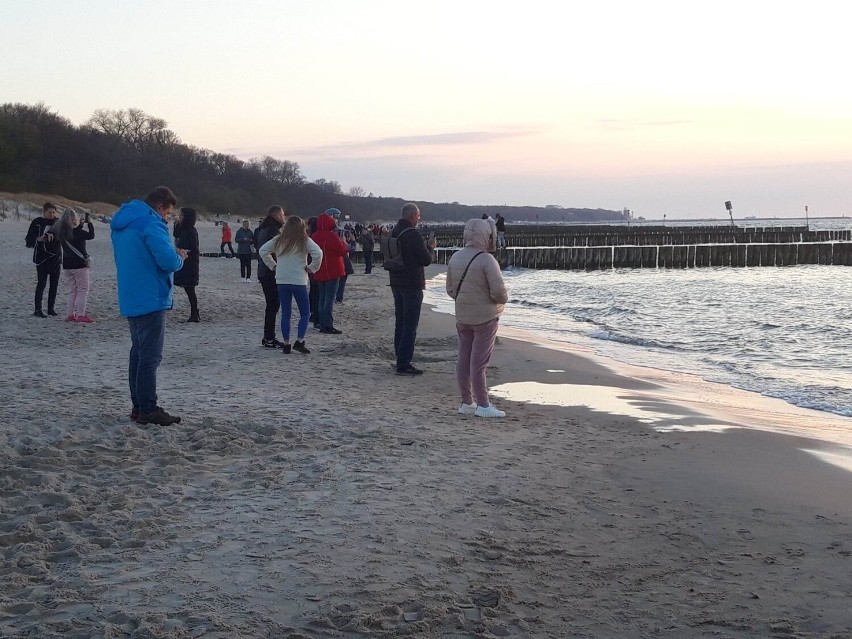 Kołobrzeg: pierwszy zachód słońca w majówkowy weekend. Wszyscy robili zdjęcia