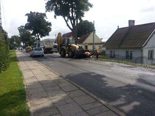 Ścieki wylane na głównej drodze w Sztutowie