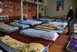 Miejsca dla uchodźców z Ukrainy przygotowano w oratorium parafii pw. Narodzenia NMP w Bełchatowie [ZDJĘCIA]
