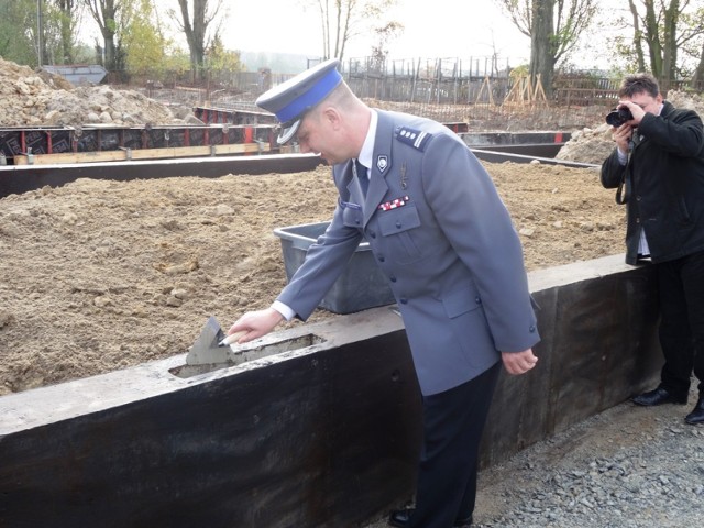 Policja w Jarocinie: Wmurowano kamień węgielny pod budowę nowej komendy