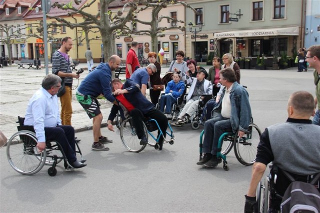 Pszczyna: trening plenerowy osób poruszających się na wózkach inwalidzkich