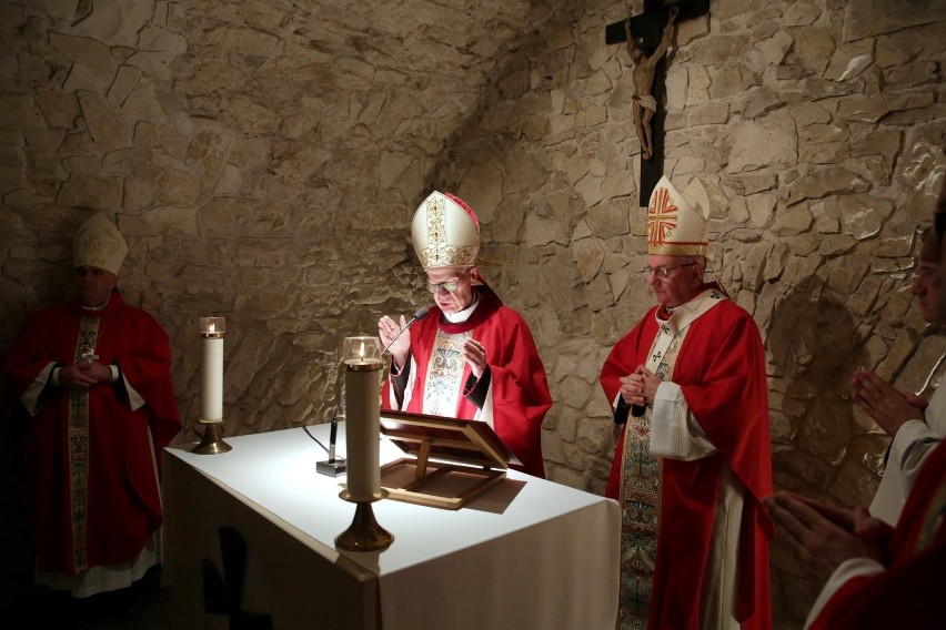 Relikwie drzewa Krzyża Świętego trafiły do archikatedry lubelskiej. Upamiętniono także Prymasa Tysiąclecia. Zobacz zdjęcia