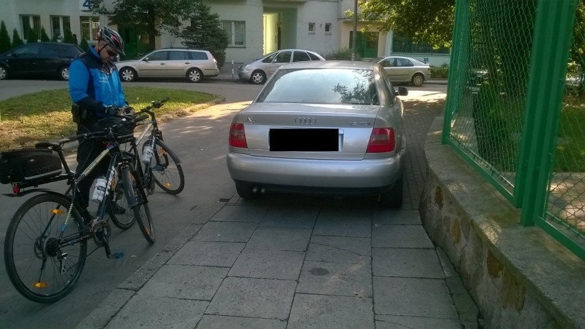 Ul. Waryńskiego – Parkowanie na chodniku, całkowity brak...