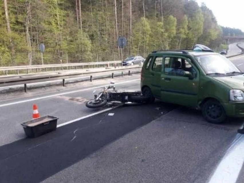 Motocyklista wpadł pod samochód na Obwodnicy Trójmiasta....