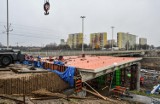 Trwa budowa nowego wiaduktu w Bydgoszczy. Przyjechały wielkie fragmenty przęsła [zdjęcia]