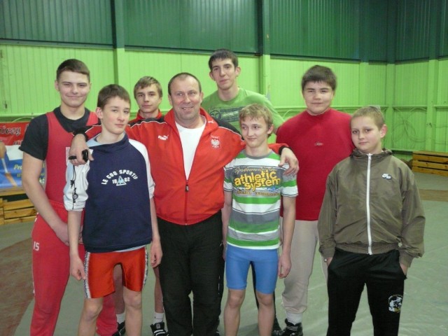 Trener Piotr Stępień z zawodnikami, którzy walczyli w Pabianicach