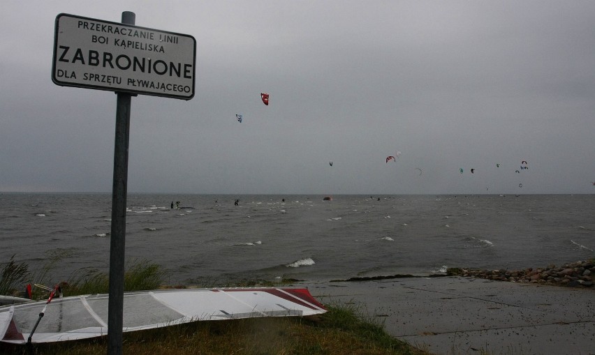 Kitesurfer odnaleziony przez holownik Marynarki Wojennej