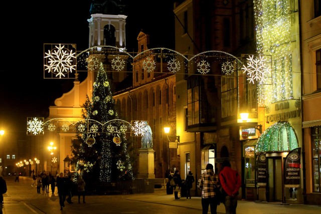 Już od kilku dni na toruńskiej starówce stoi świąteczne drzewko, a ulice są rozświetlone