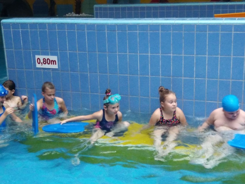 Uczniowie 3 szkół uczą się praktycznej umiejętności: pływania. Przez 10 tygodni  