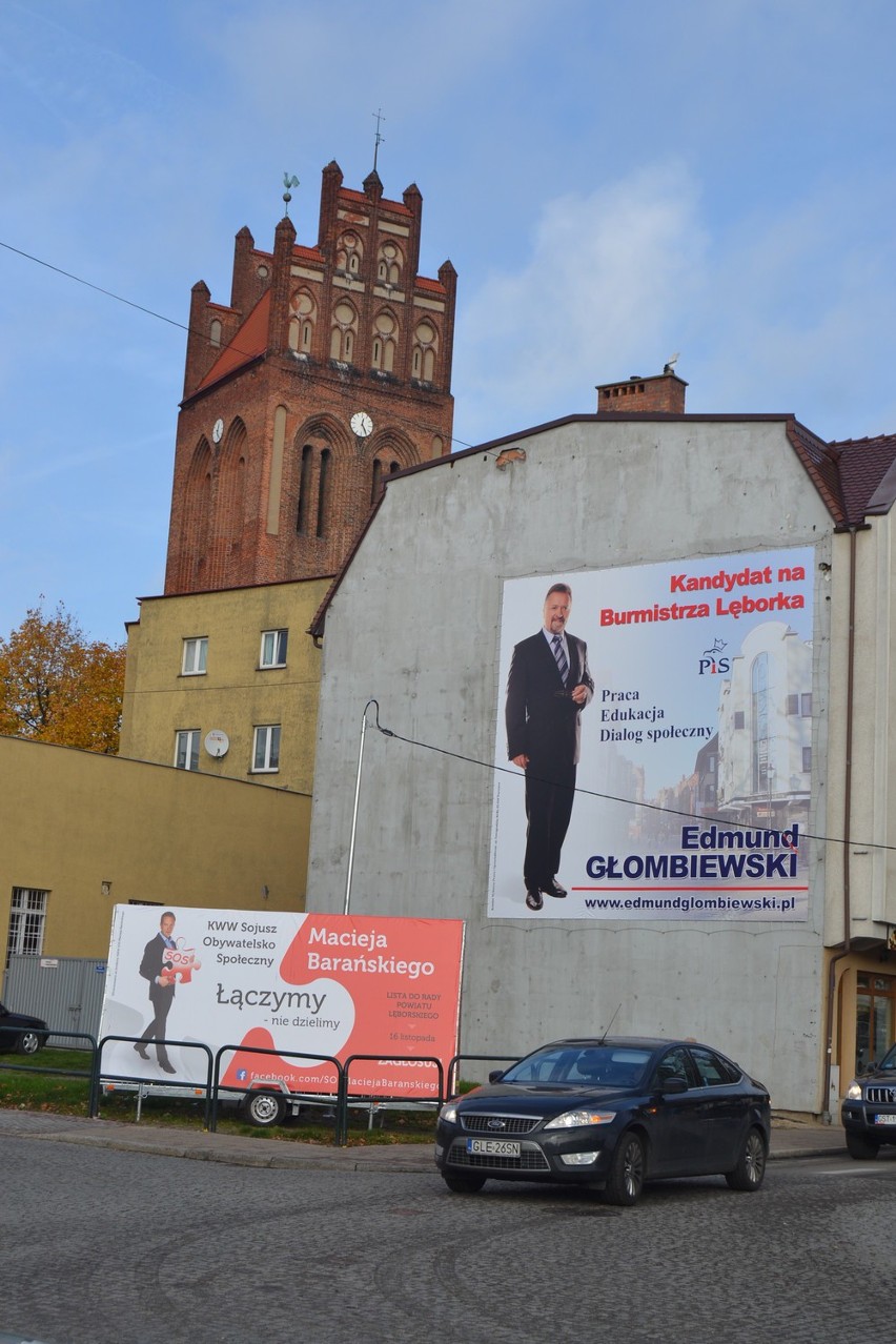 Olbrzymie banery kandydatów pojawiły się m.in. w Lęborku....