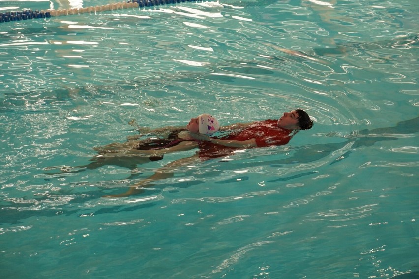 Pokaz ratownictwa na basenie w Jaśle. Uczyli się, jak udzielać pierwszej pomocy nad wodą [ZDJĘCIA]