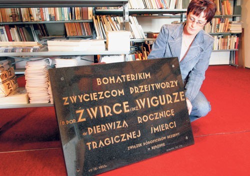 Tablica poświęcona lotnikom Żwirce i Wigurze leży w muzeum