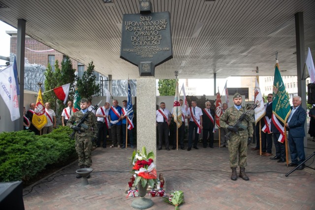 Wraz z hymnem Polski, który wybrzmiał przed bramą poznańskich zakładów im. Hipolita Cegielskiego, punktualnie o godz. 14:15 rozpoczęła się kolejna część obchodów 65. rocznicy Poznańskiego Czerwca 1956 r. Zobacz w galerii, jak przebiegała uroczystość.

Zobacz kolejne zdjęcie --->