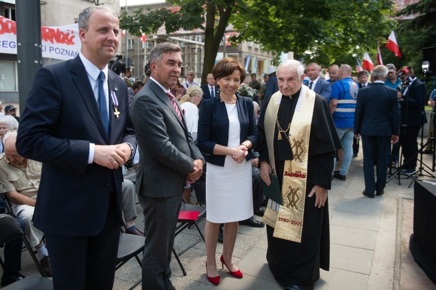 Wraz z hymnem Polski, który wybrzmiał przed bramą...