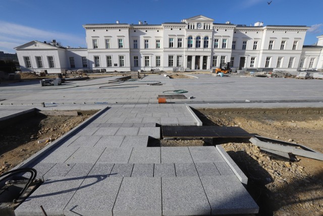 Na razie to wciąż plac budowy. Prawdopodobnie, efekt ukończonej rewitalizacji placu przed dworcem PKP w Sosnowcu, zobaczymy wiosną

Zobacz kolejne zdjęcia. Przesuwaj zdjęcia w prawo - naciśnij strzałkę lub przycisk NASTĘPNE