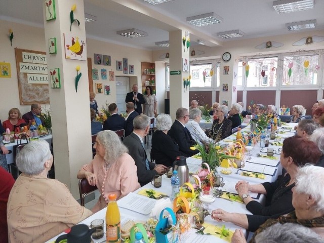 Dzienny Dom "Senior+" w Jędrzejowie jest miejscem nie tylko różnych zajęć, ale także spotkań dla seniorów. Tutaj możemy zobaczyć spotkanie z okazji Wielkanocy w 2022 roku.