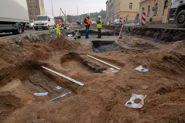 Na Zbożowym Rynku w Bydgoszczy odsłonięto wczesnośredniowieczne groby. Większość z nich zawierała szczątki małych dzieci