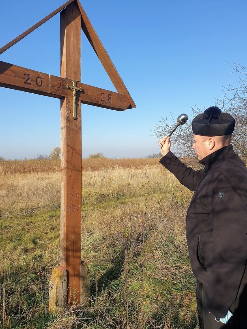 Między Sobczycami a nieistniejącą wsią Rapocin poświęcono przydrożny, drewniany krzyż