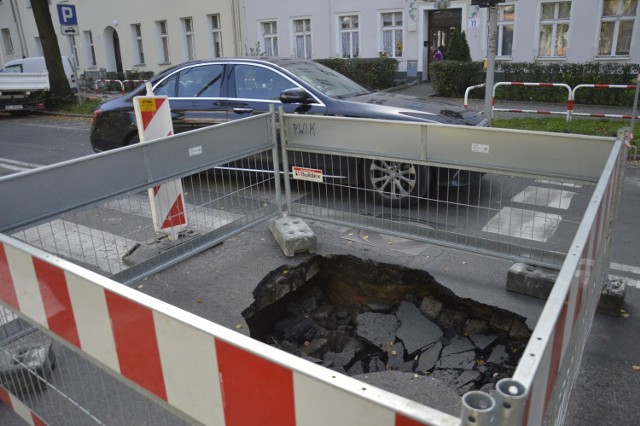 Dziura w jezdni jest duża. Została już ogrodzona