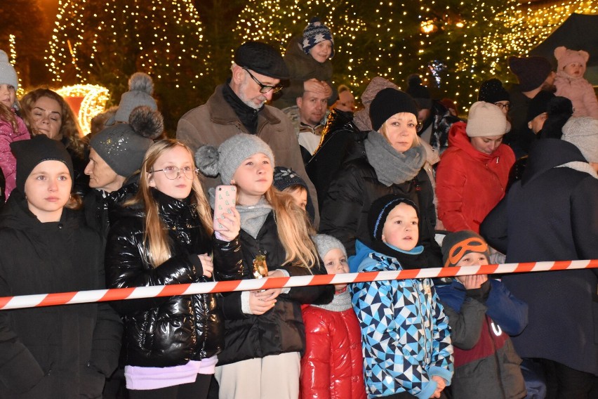 Pleszew. Interaktywne show ze skrzatami i Mikołajem oraz wielką bitwą na balonowe ogromne śnieżki na pleszewskim Rynku