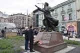 121 rocznica urodzin Jana Kiepury. Mieszkańcy złożyli kwiaty pod pomnikiem arysty. W Sosnowcu wystąpi syn „Chłopaka z Sosnowca”, John Thade