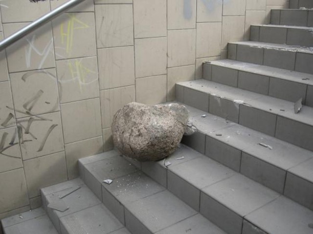 -&nbsp;Tylko ktoś "sprawny inaczej" mógł wpaść na idiotyczny pomysł, aby zepchnąć ogromny głaz ze schodów prowadzących do przejścia podziemnego pod ulicą Górczyńską - uważa MM-kowicz Bronisław Mierzwa.