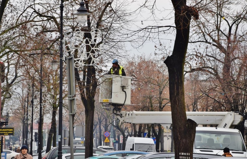 Świąteczne ozdoby już pojawiły się w Sieradzu. Instalacja ruszyła dzisiaj (zdjęcia)