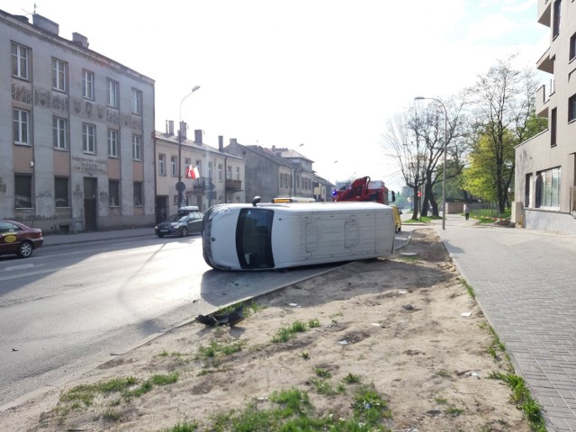 Trzy osoby zostały ranne po zderzeni dostawczego busa i osobowej kii. Bus przewrócił się na bok. Były utrudnienia  ruchu.
Do wypadku doszło w sobotę, 11 maja, przed godziną 7 rano na skrzyżowaniu ulic Seminaryjskiej i Żeromskiego w Kielcach. 

- Z naszych wstępnych ustaleń wynika, że kierowca dostawczego renaulta najprawdopodobniej nie zastosował się do sygnalizacji świetlnej i zderzył się z kią jadącą w kierunku ulicy Winnickiej - tłumaczył Artur Majchrzak z biura prasowego świętokrzyskiej policji.

Po uderzeniu dostawczy bus przewrócił się na jezdnie. 

- Do szpitala pojechał kierowca renaulta oraz dwie osoby podróżujące kią. Były utrudnienia w ruchu w obrębie skrzyżowania ulic Seminaryjskiej i Żeromskiego - dodawał Artur Majchrzak.

Po godzinie 10 ruch na skrzyżowaniu został udrożniony.