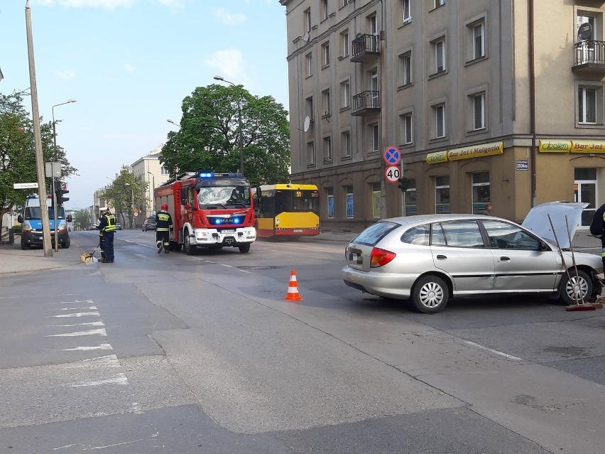  Zderzenie na skrzyżowaniu Seminaryjskiej i Żeromskiego w Kielcach, są ranni. Bus tarasował przejazd