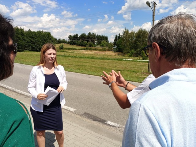 Konferencja prasowa, podczas której Elżbieta Zielińska poinformowała o dotacji na przebudowę drogi Kobylanka - Dominikowice odbyła się w terenie