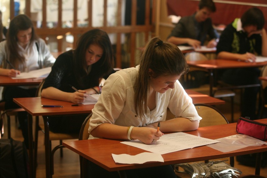 Radzionków. Uczniowie pisza próbny egzamin gimnazjalny...