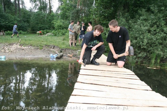 Kornel Kurczewski (z lewej) i Przemek Sochaj budują nowy pomost z desek
