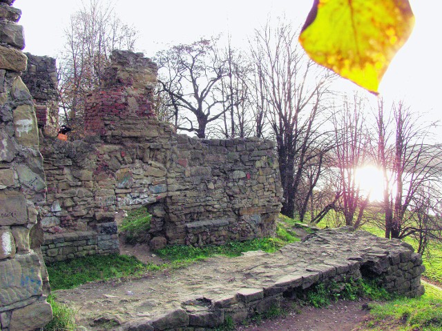 Ruiny zamku królewskiego straszą w centrum Nowego Sącza od końca II wojny światowej